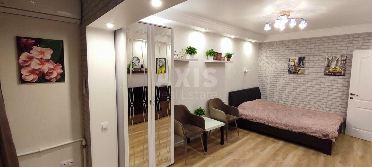 1k apartment vul. Serafymovycha 5/12