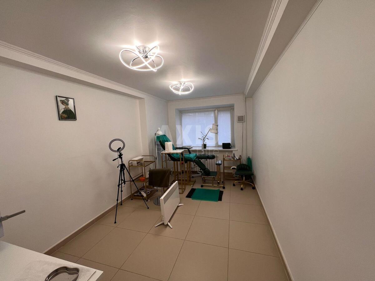 Trade object vul. Lavrs'ka 4, 62m23