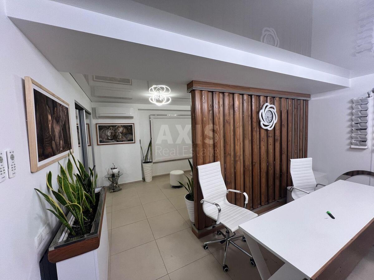 Trade object vul. Lavrs'ka 4, 62m21
