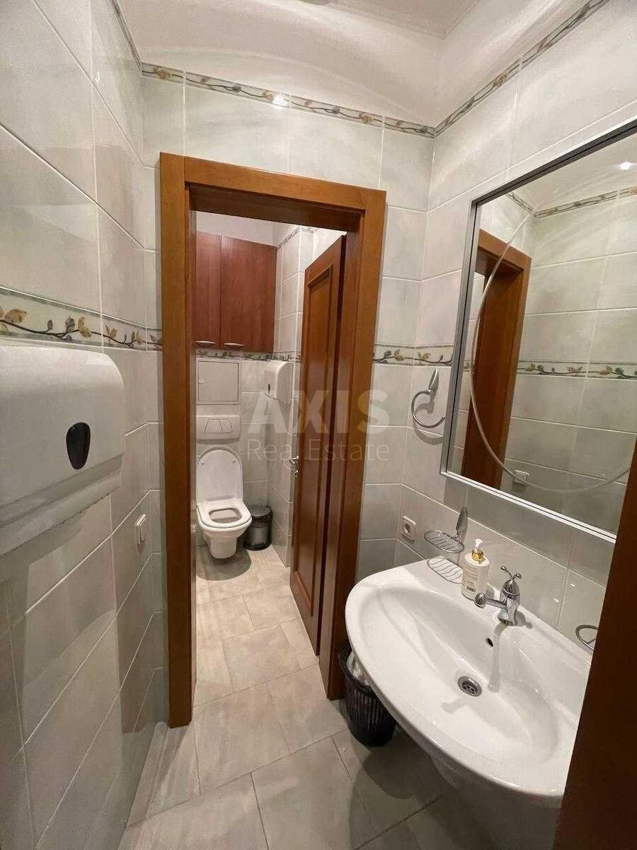 Офис ул. Евгения Коновальца 36Б, 136м29