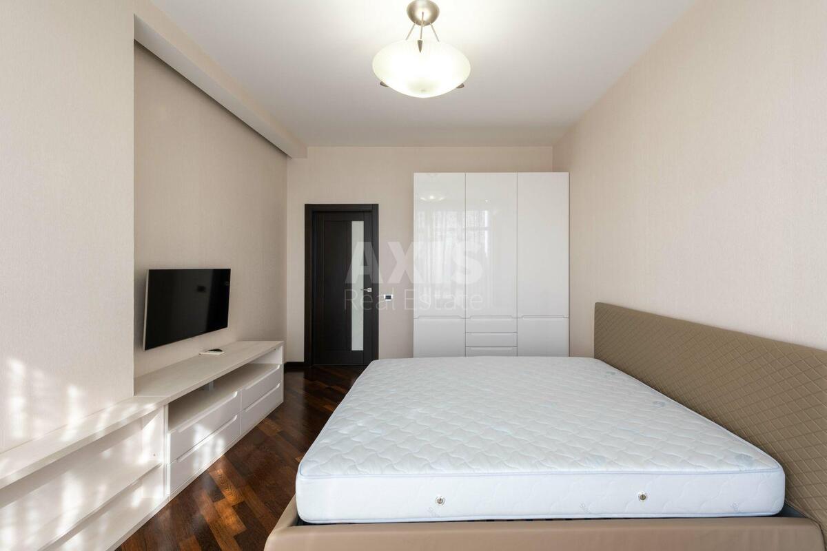 4k apartment vul. Dragomyrova Myhajla 77