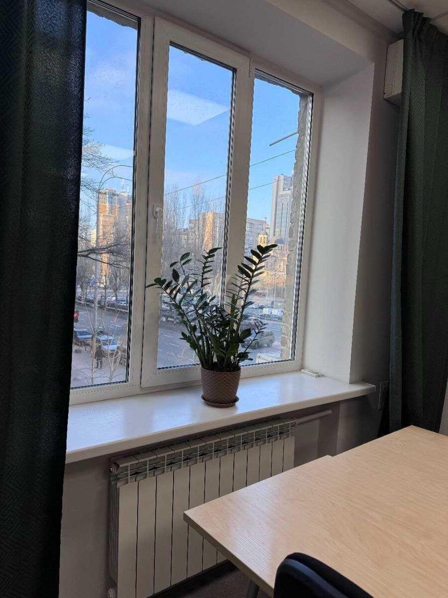 Office bul. Lesi Ukrai'nky 6, 60m23