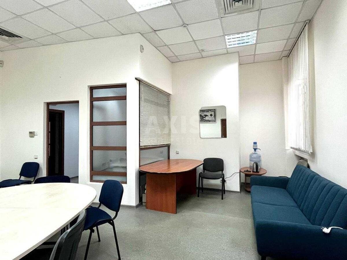 Office bul. Druzhby Narodiv 38, 48m24