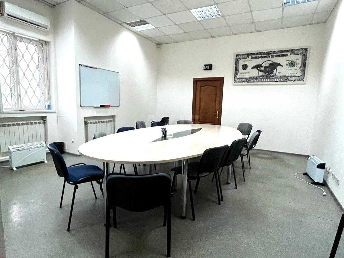 Office bul. Druzhby Narodiv 38, 48m22