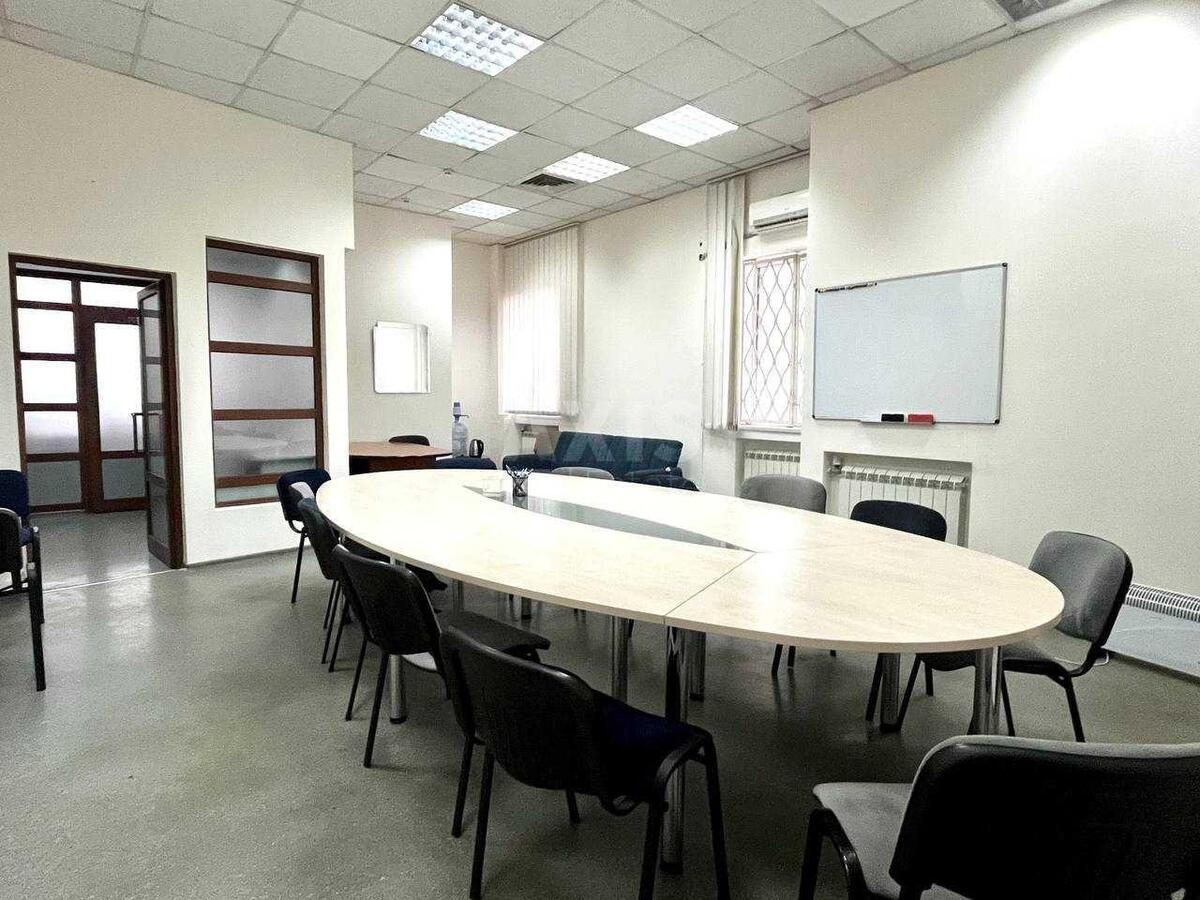 Office bul. Druzhby Narodiv 38, 48m23