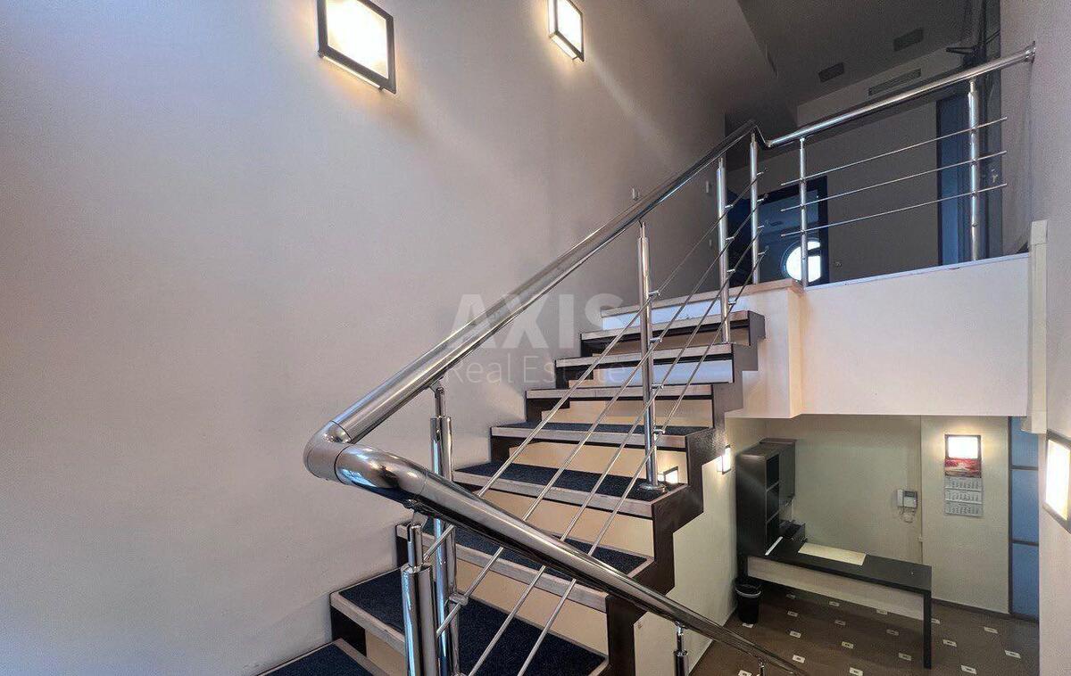 Office vul. Volodymyrs'ka 38, 325m25
