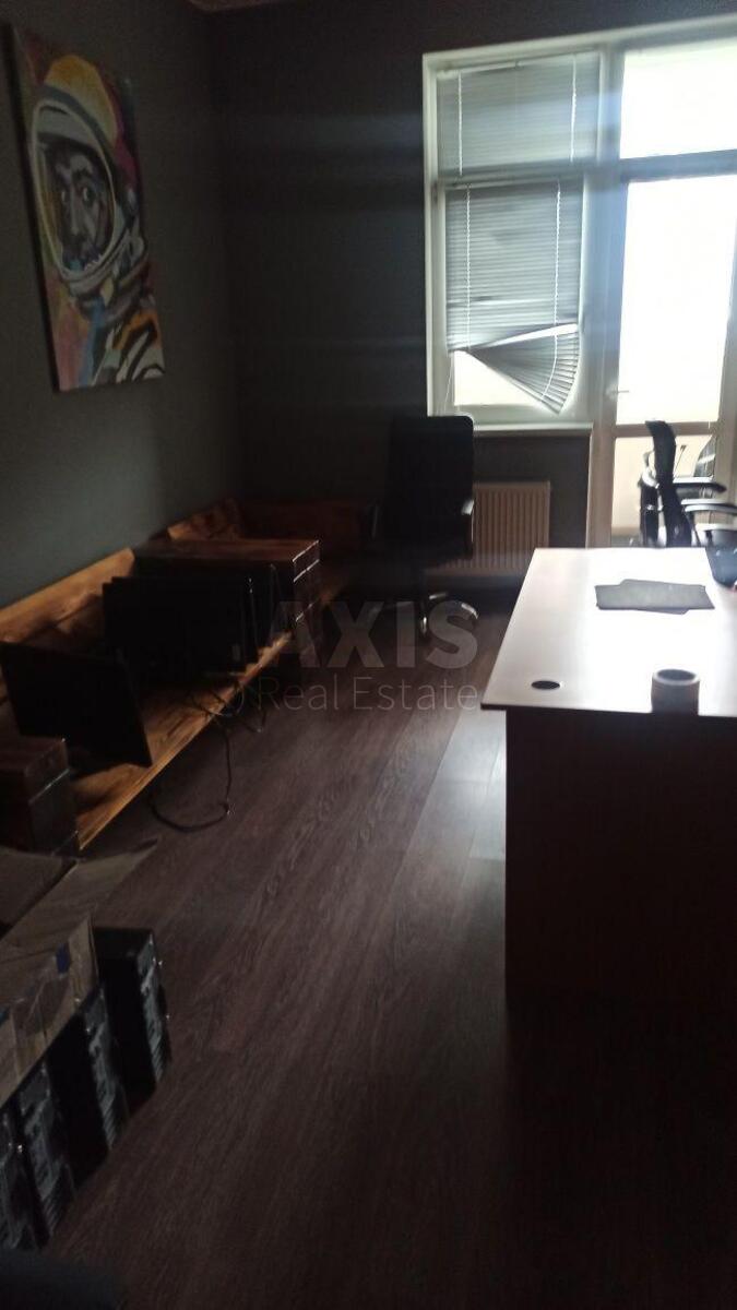 Office vul. Jevgena Konoval'cja 44А, 144m2585003