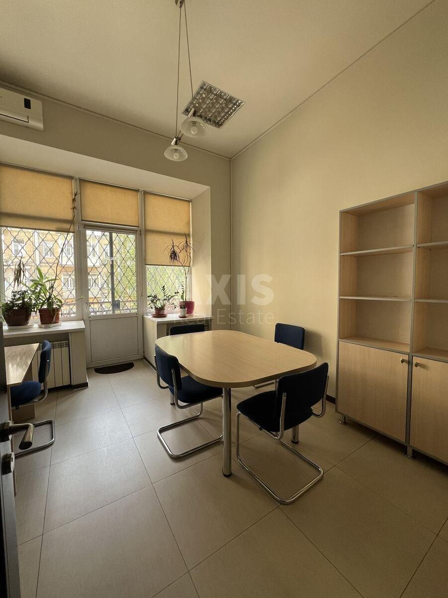 Office vul. Rustaveli Shota 1, 100m24