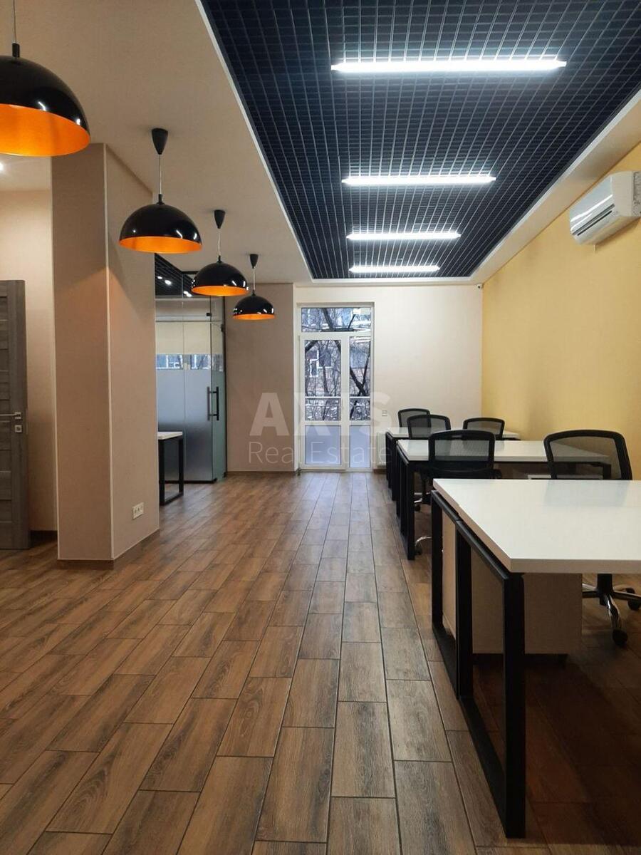 Офис ул. Евгения Коновальца 36Е, 65м20