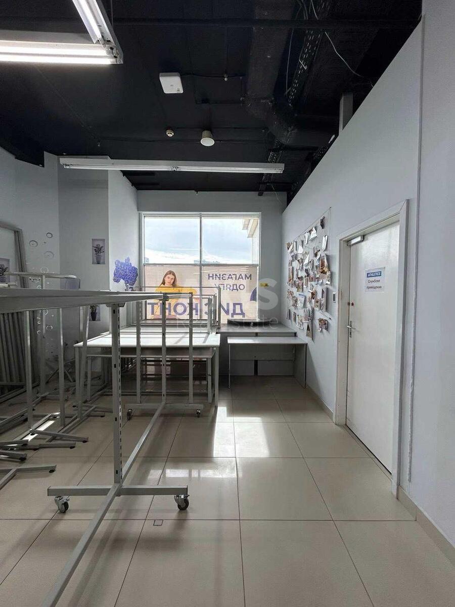 Trade object vul. Sverstjuka Jevgena 2Б, 1000m26241810