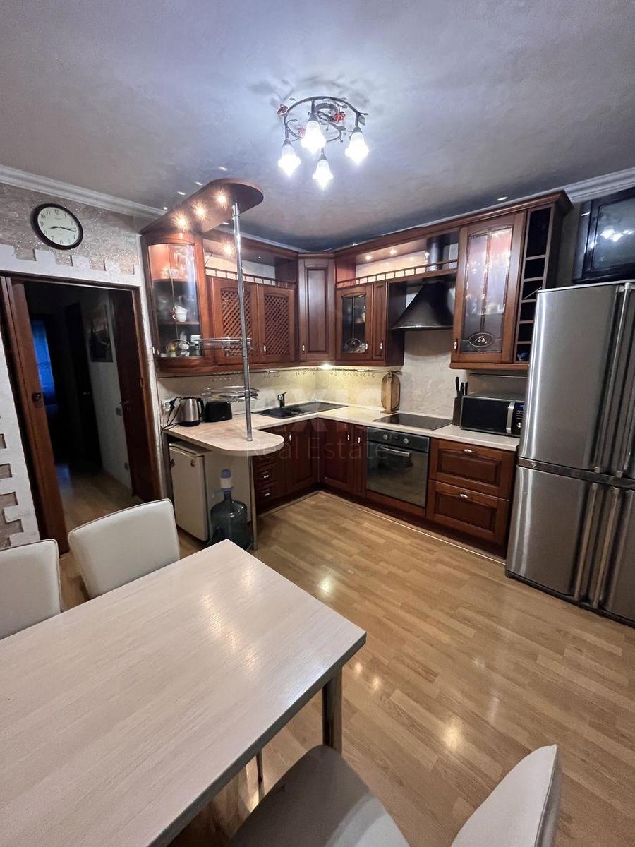 3k apartment vul. Ahmatovoi' Anny 43