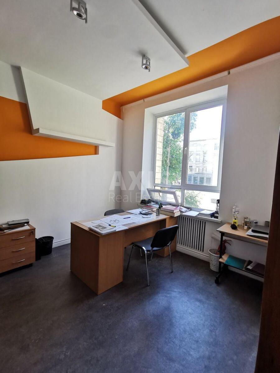 Office vul. Kyrylo-Mefodii'vs'ka 2, 15m2