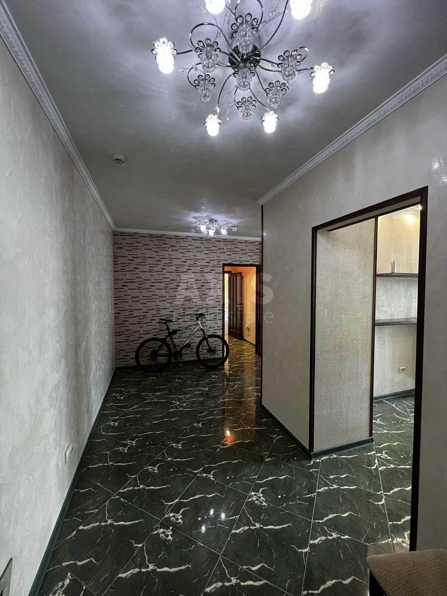 2k apartment vul. Sribnokil's'ka 11
