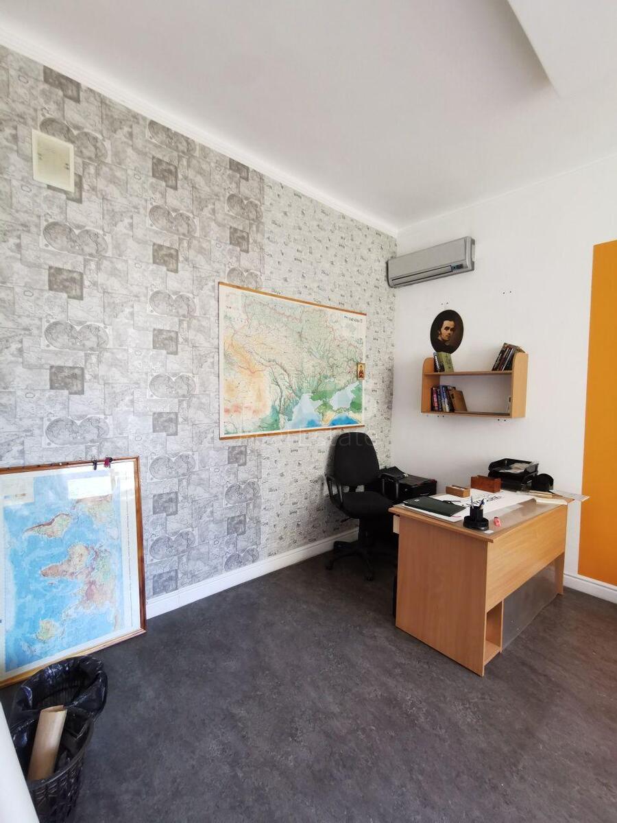Офис ул. Довженко 1, 150м21