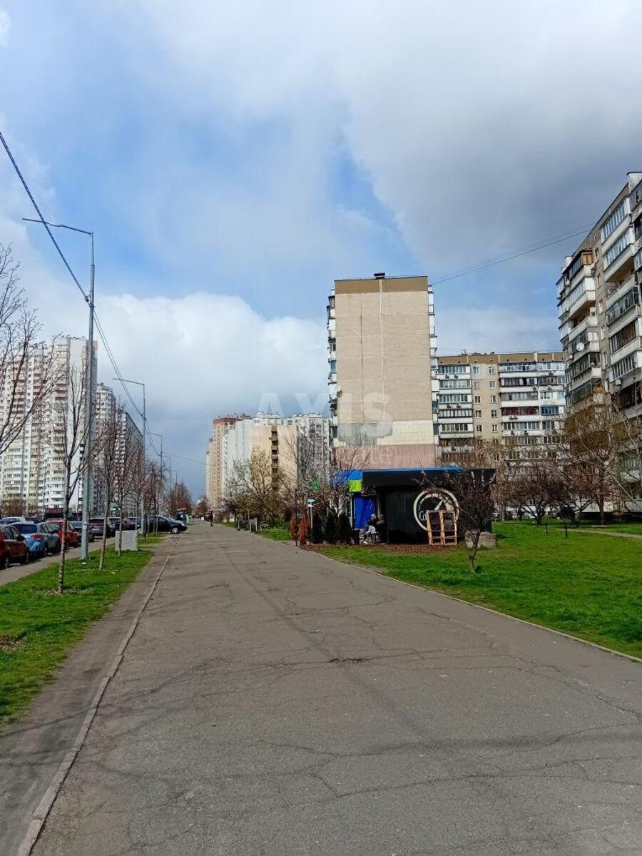 Объект торговли ул. Драгоманова 11, 30м22