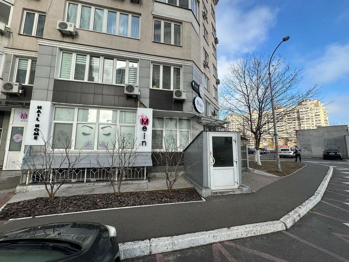 Объект торговли ул. Драгоманова 7, 19м2