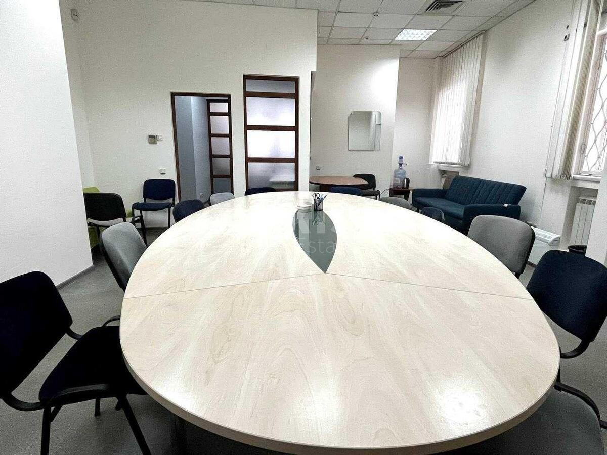Office bul. Druzhby Narodiv 38, 48m20