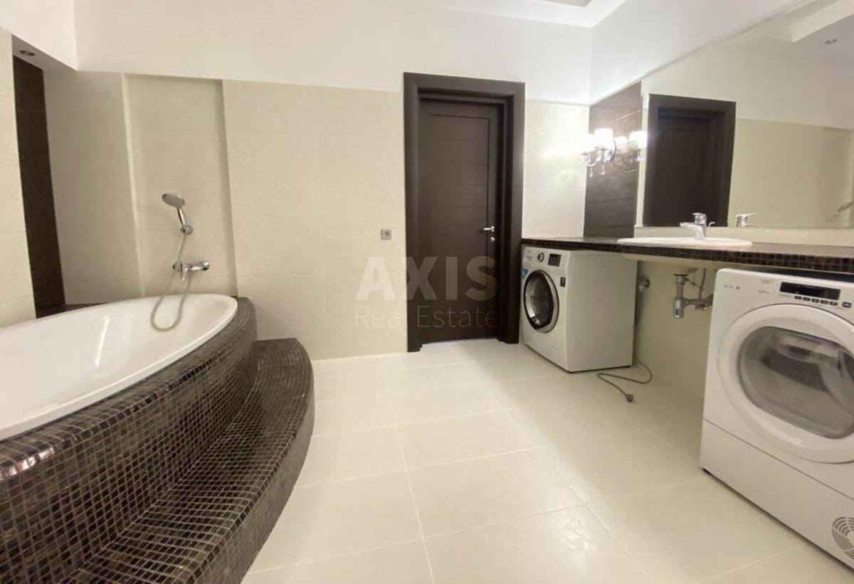 4k apartment vul. Zhyljans'ka 592