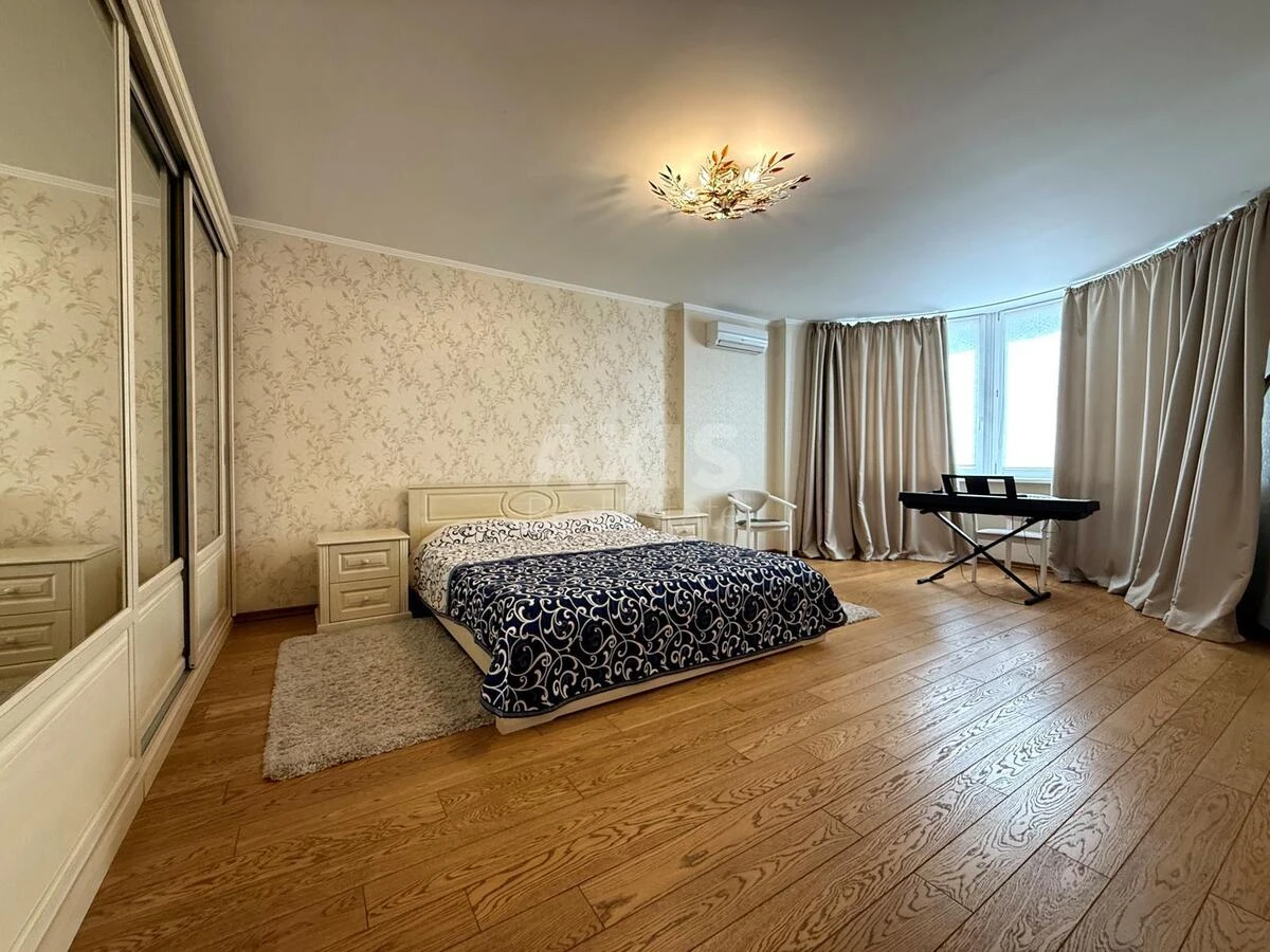 4k apartment vul. Sribnokil's'ka 22639052