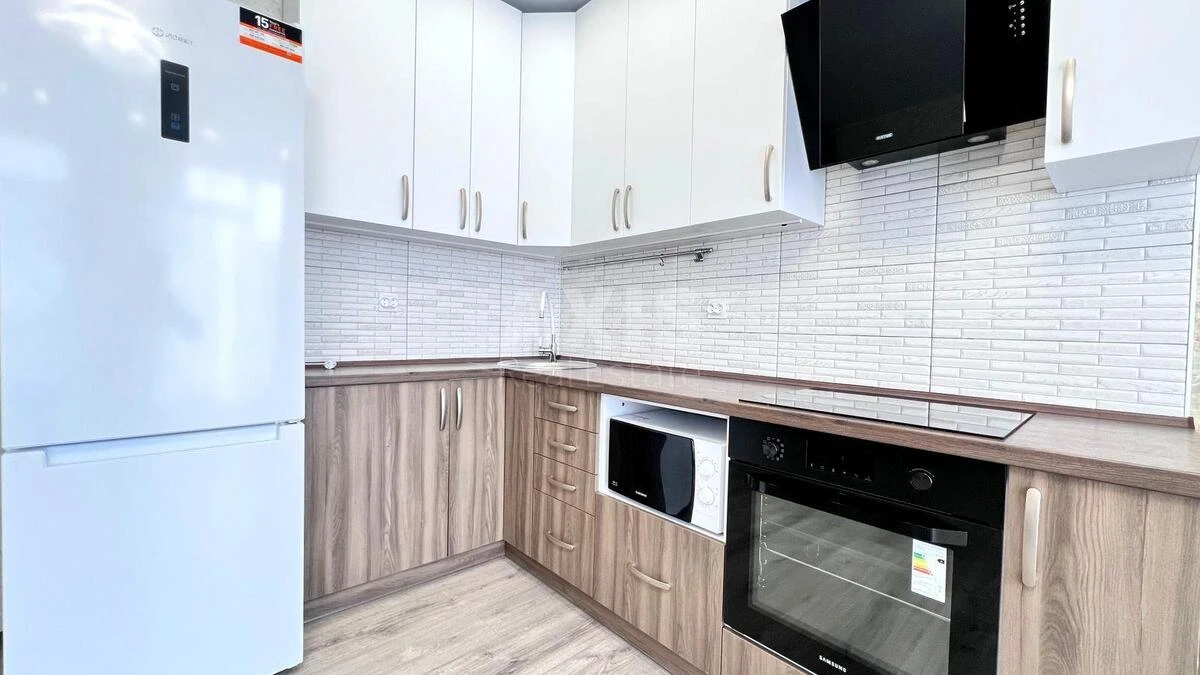 1k apartment pr-t Komarova Kosmonavta 13669871