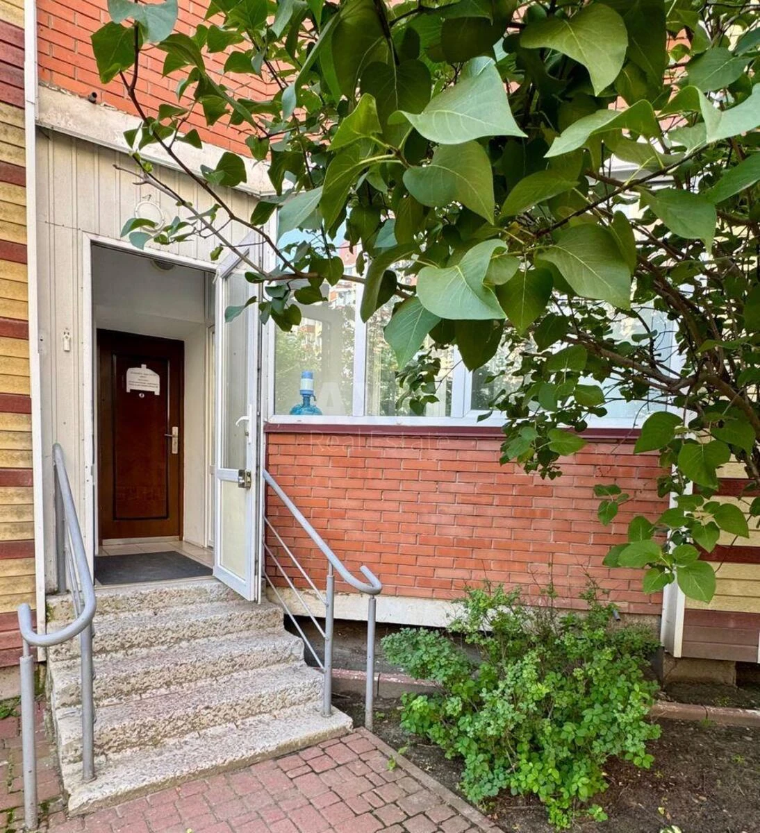 Trade object vul. Saljutna 1Б, 92m263556