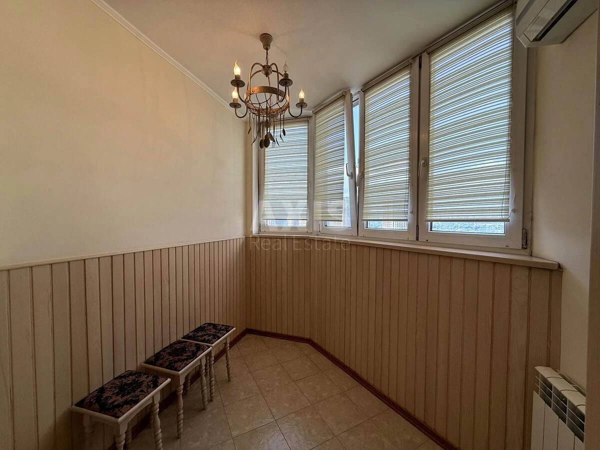 4k apartment vul. Sribnokil's'ka 22639058