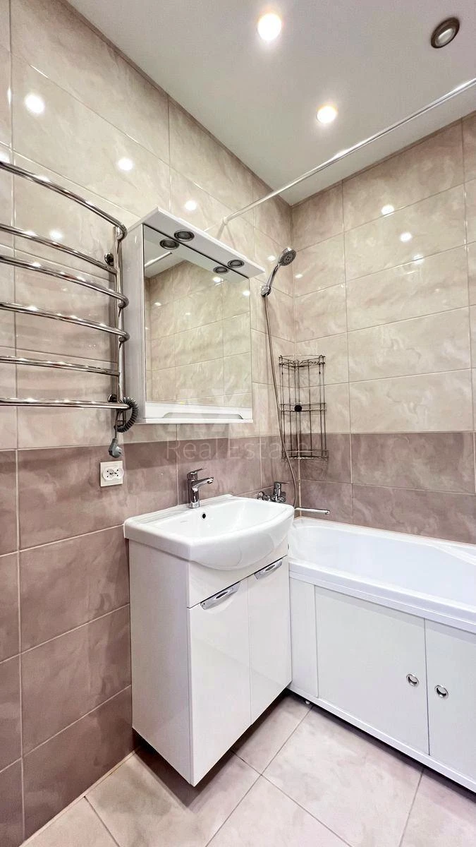 1k apartment pr-t Komarova Kosmonavta 13669878