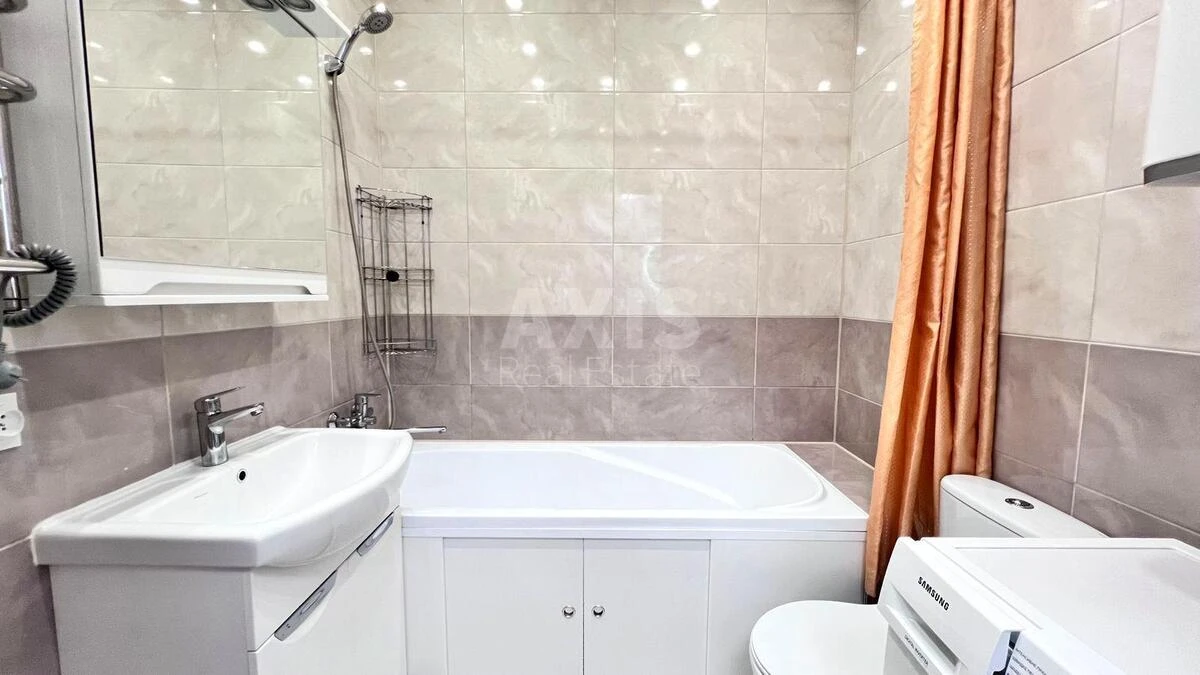 1k apartment pr-t Komarova Kosmonavta 136698710