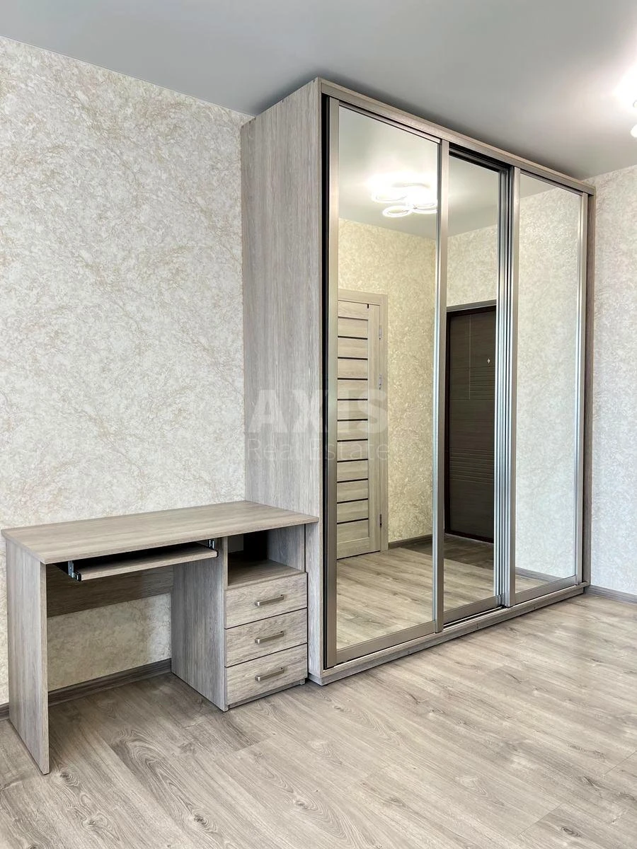 1k apartment pr-t Komarova Kosmonavta 136698712