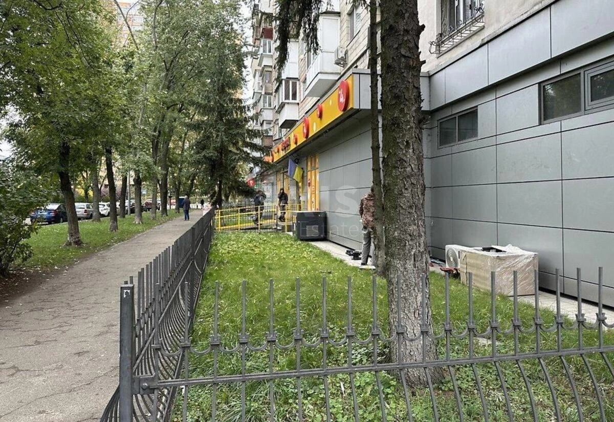 Объект торговли бул. Русановский 12, 38м2612010