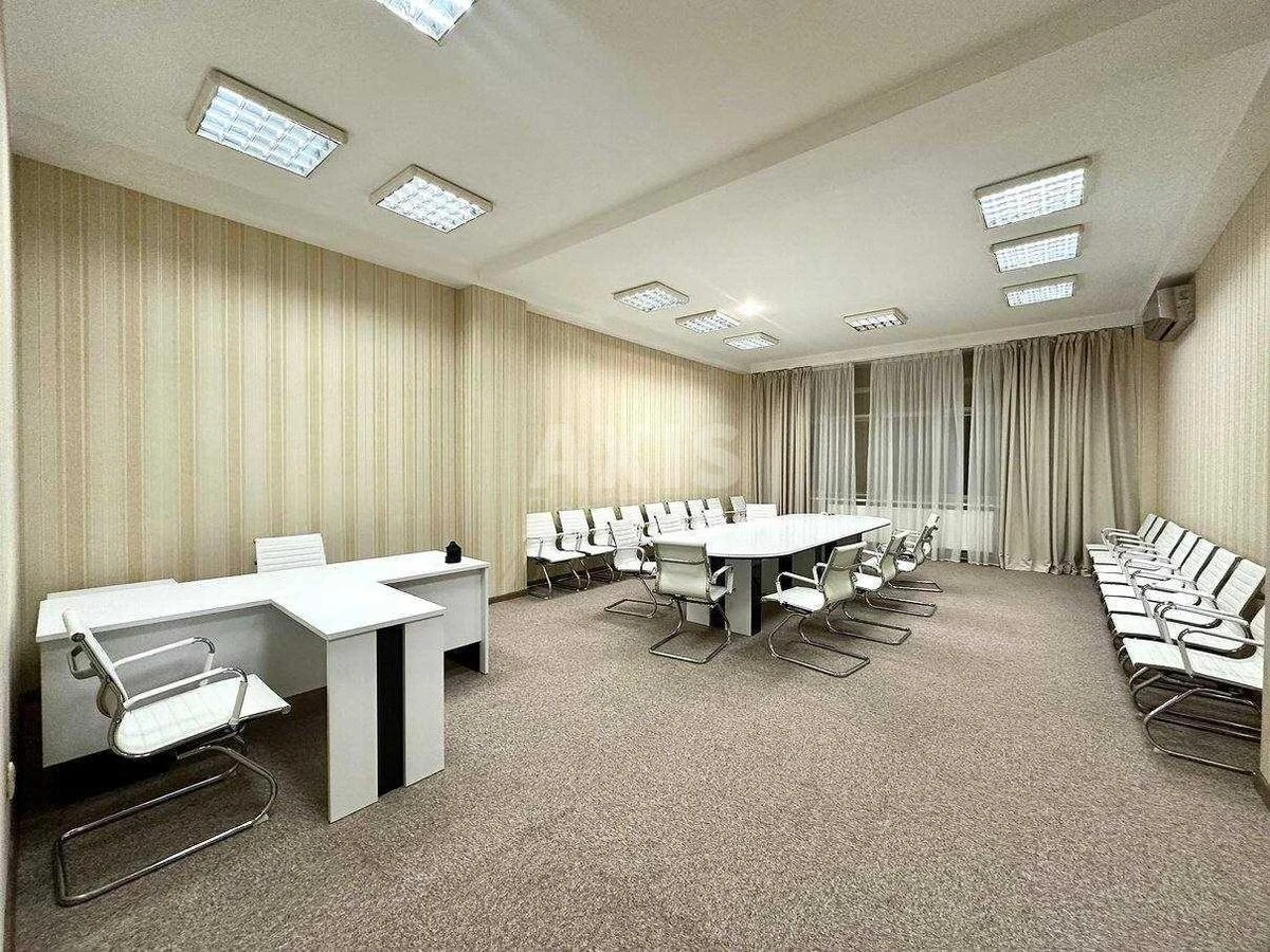 Office vul. Jevgena Konoval'cja 36Б, 925m266979