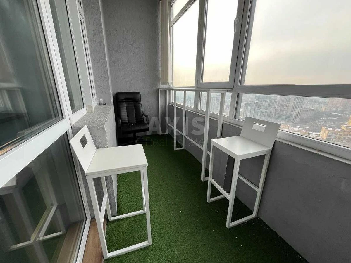 Office vul. Jevgena Konoval'cja 26, 327m26562812