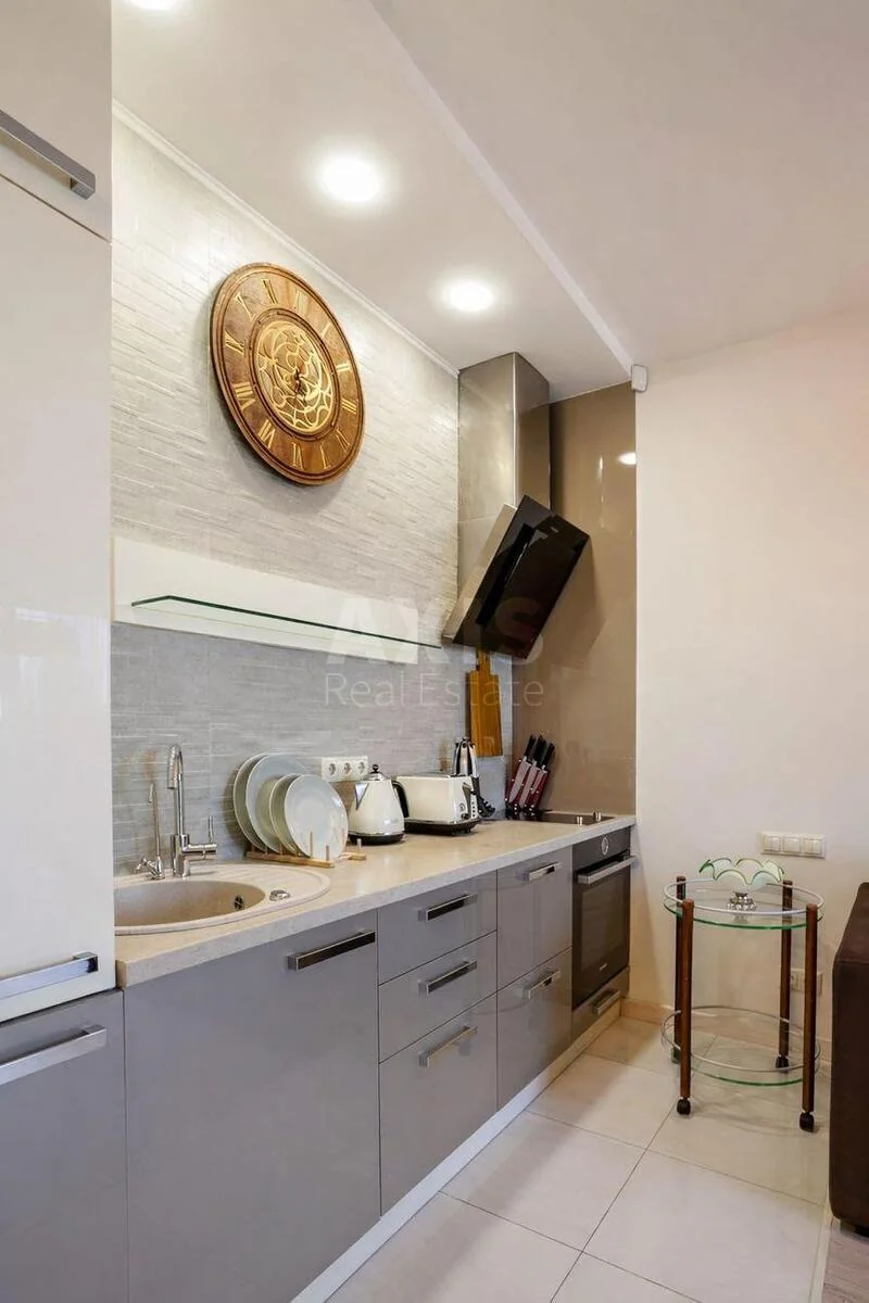 1k apartment vul. Lavrs'ka 8