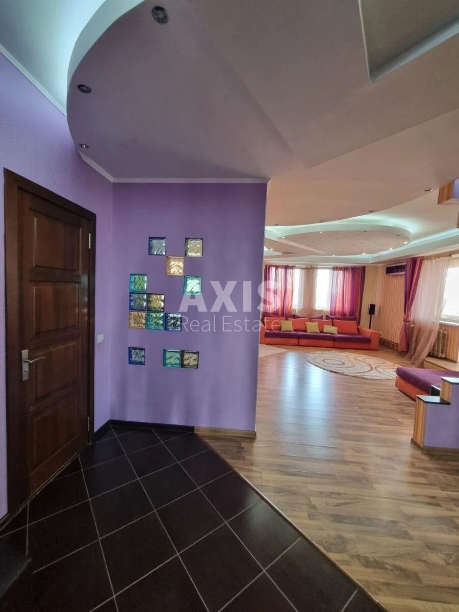 3к квартира ул. Ахматовой Анны 136118010