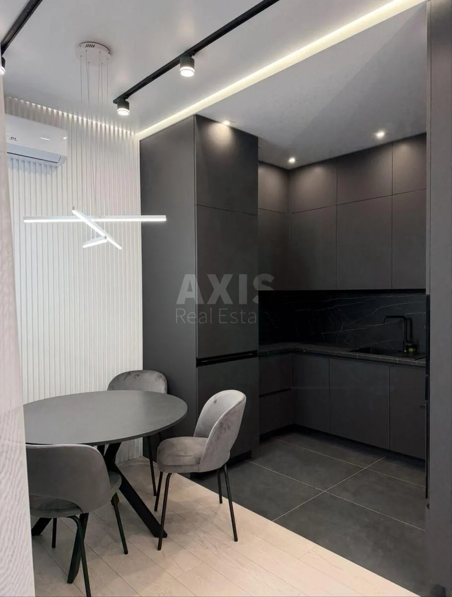 3k apartment vul. Gareta Dzhonsa 8