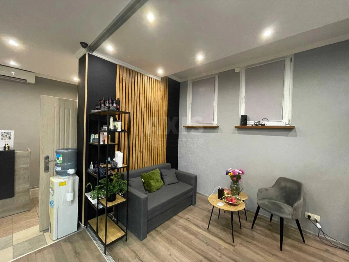 Trade object vul. Ahmatovoi' Anny 32/18, 70m2544646