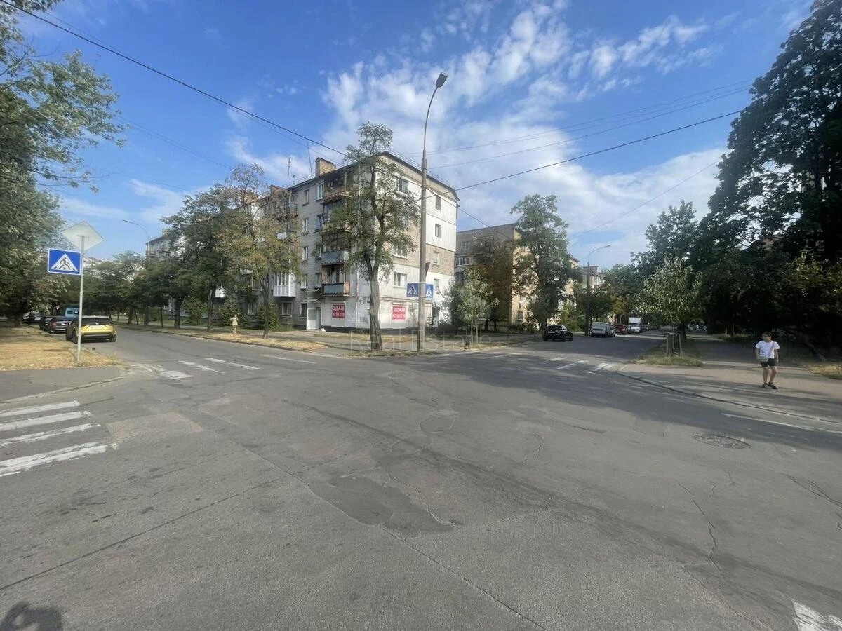 Объект торговли ул. Новодарницкая 30, 57м27118017