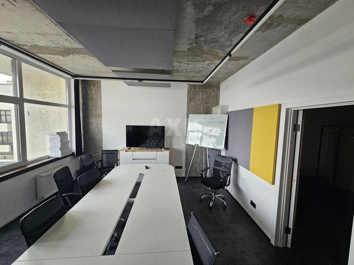 Office vul. Jevgena Konoval'cja 44А, 327m26622810