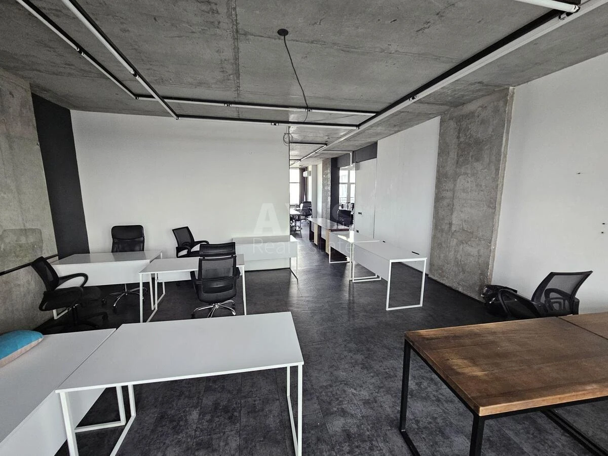 Office vul. Jevgena Konoval'cja 44А, 327m2662280