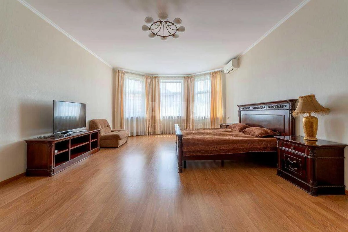 Дoм ул. Улитина Ивана, 590м2, город Киев715018
