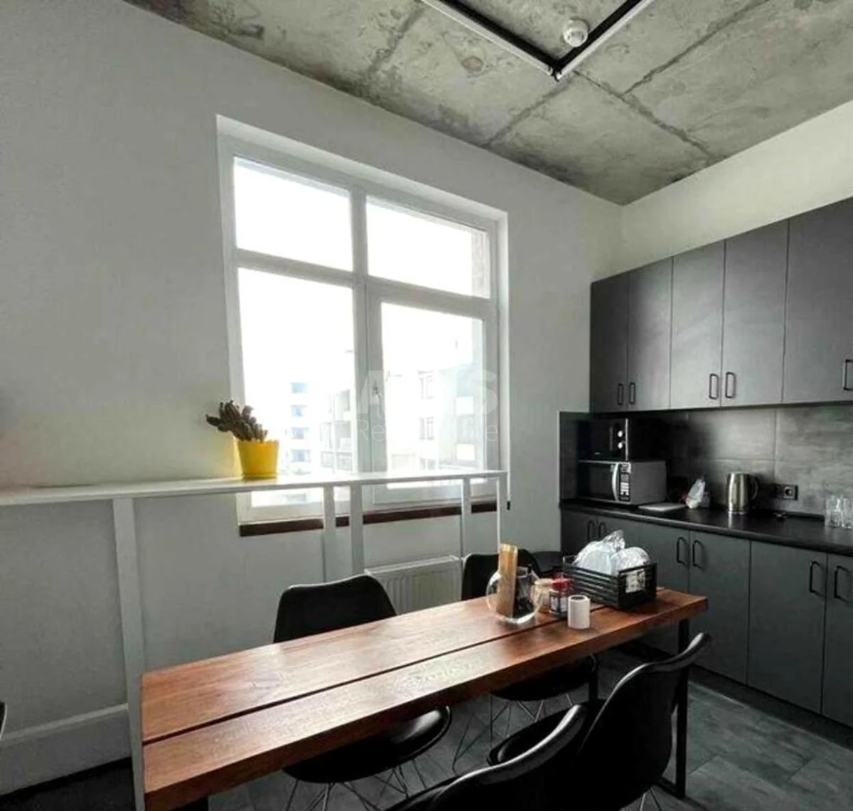 Office vul. Jevgena Konoval'cja 26, 327m2