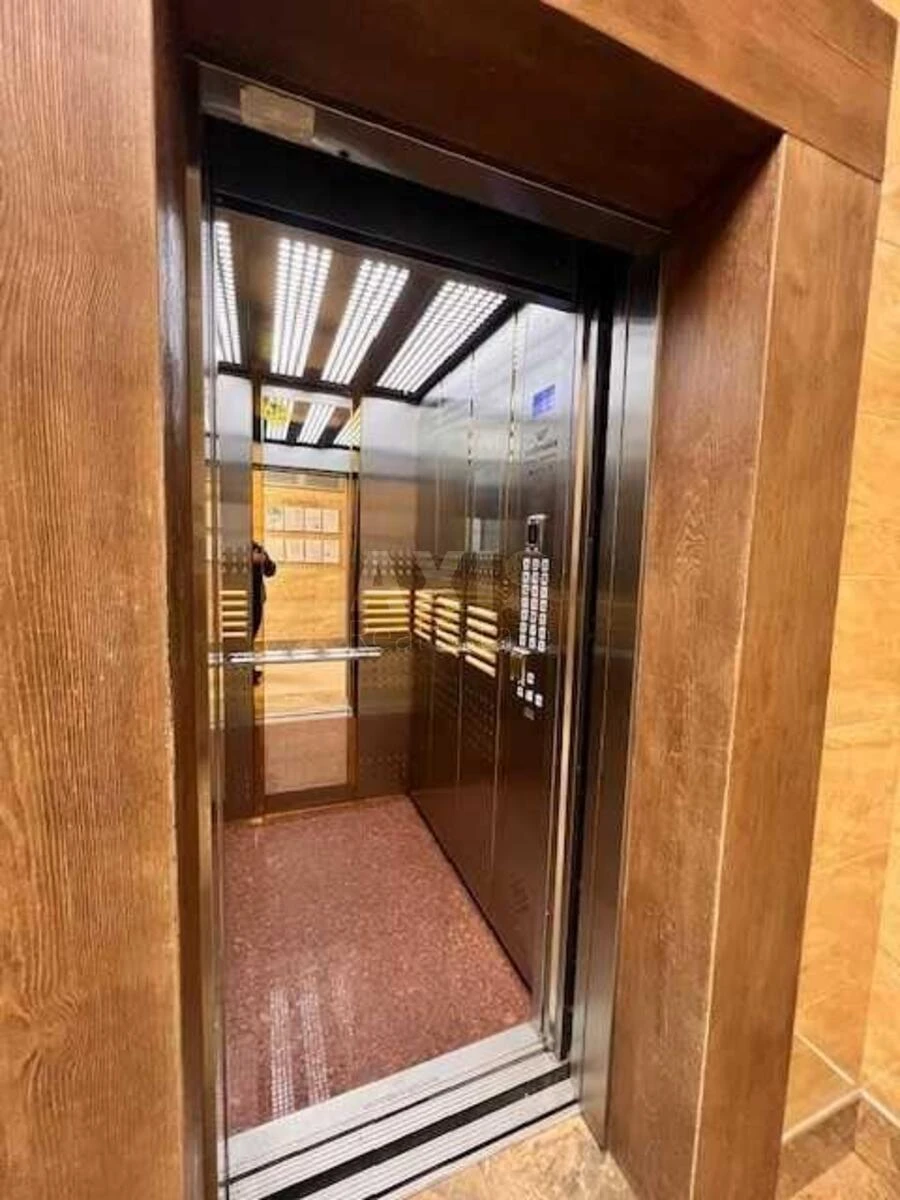 Office vul. Jevgena Konoval'cja 34, 111m26630011