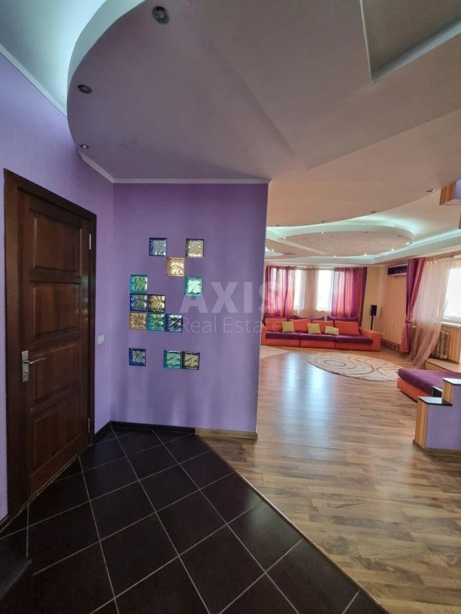 3к квартира ул. Ахматовой Анны 136118010