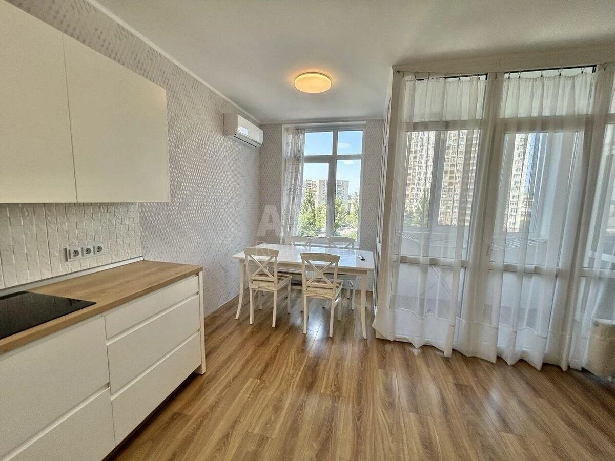 3k apartment vul. Sverstjuka Jevgena 4671420