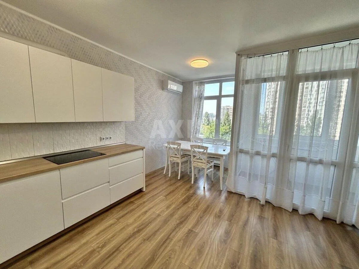 3k apartment vul. Sverstjuka Jevgena 4