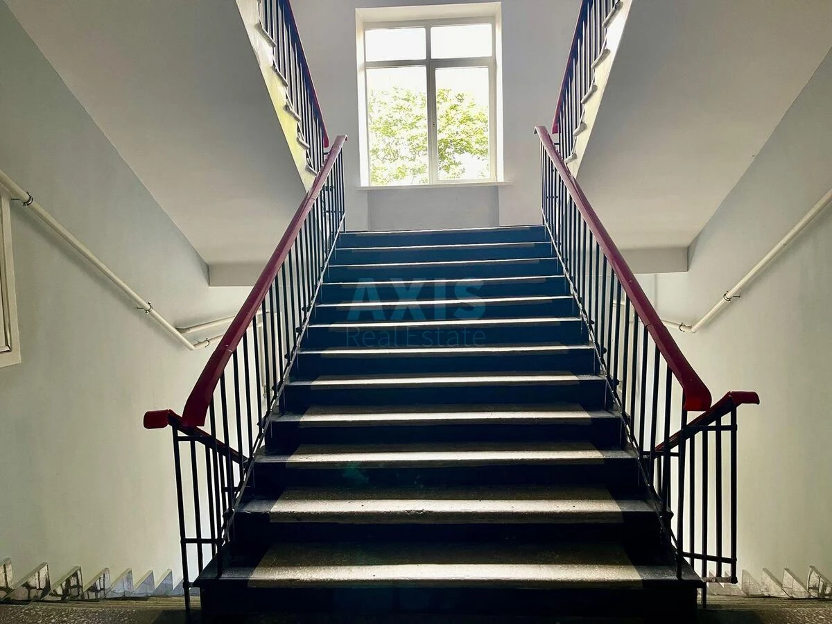 Office vul. Jevgena Konoval'cja 31, 1070m2648449