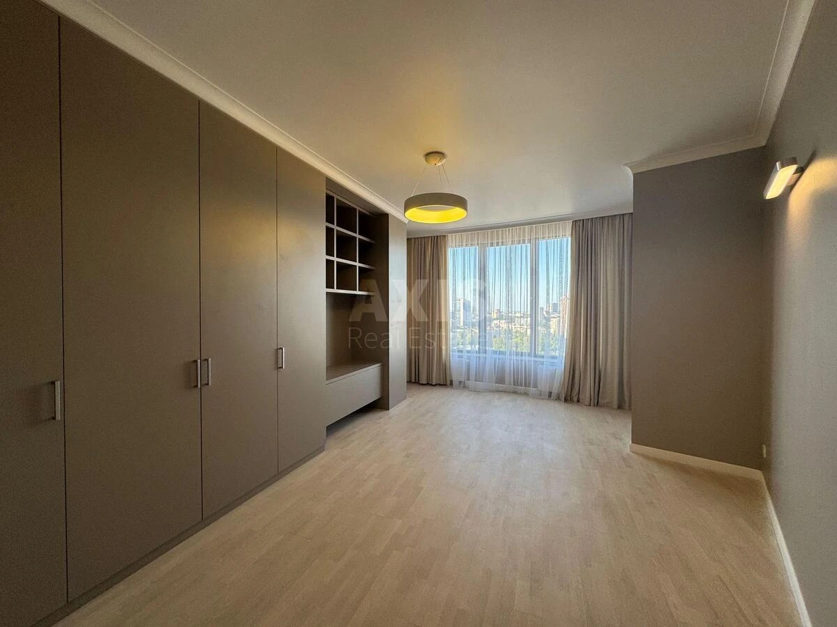 Office vul. Jevgena Konoval'cja 26А, 203m26437411