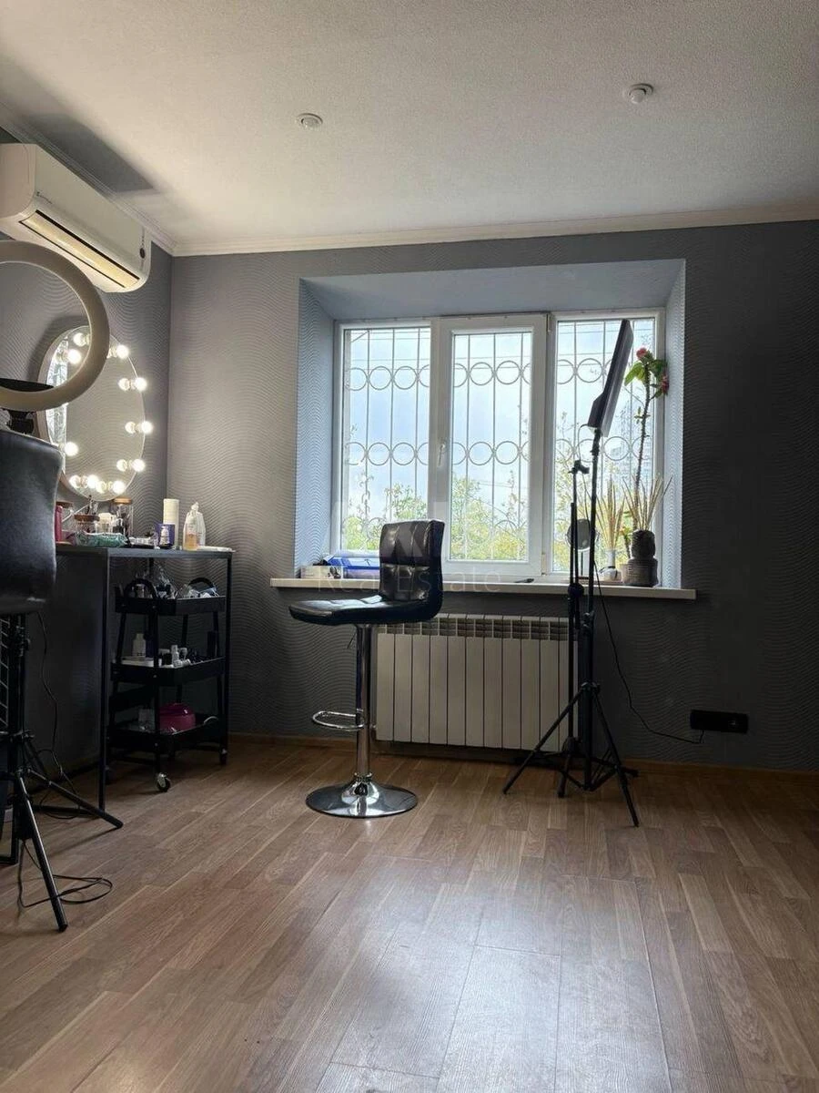 Офис ул. Драгоманова 31, 42м2700041