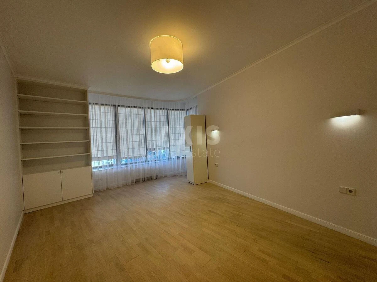 Office vul. Jevgena Konoval'cja 26А, 203m27051821