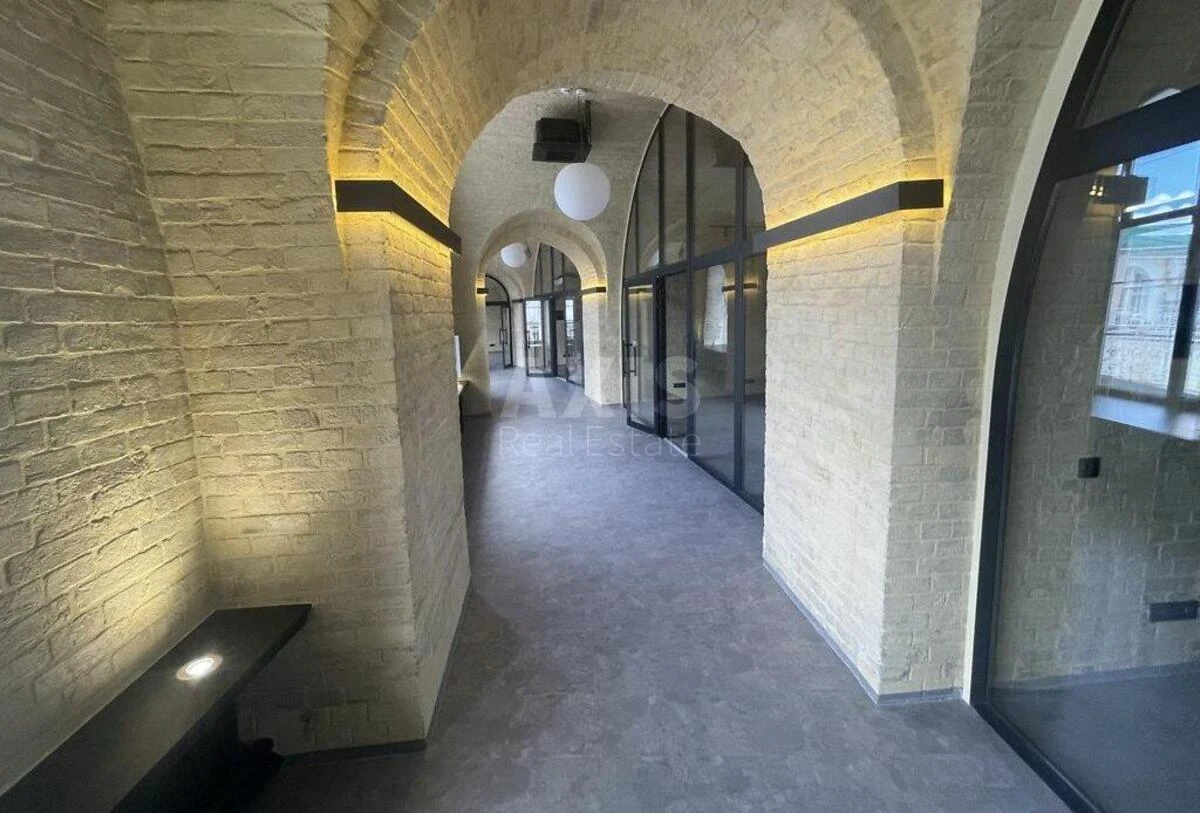 Office vul. Jevgena Konoval'cja 44А, 600m2652942